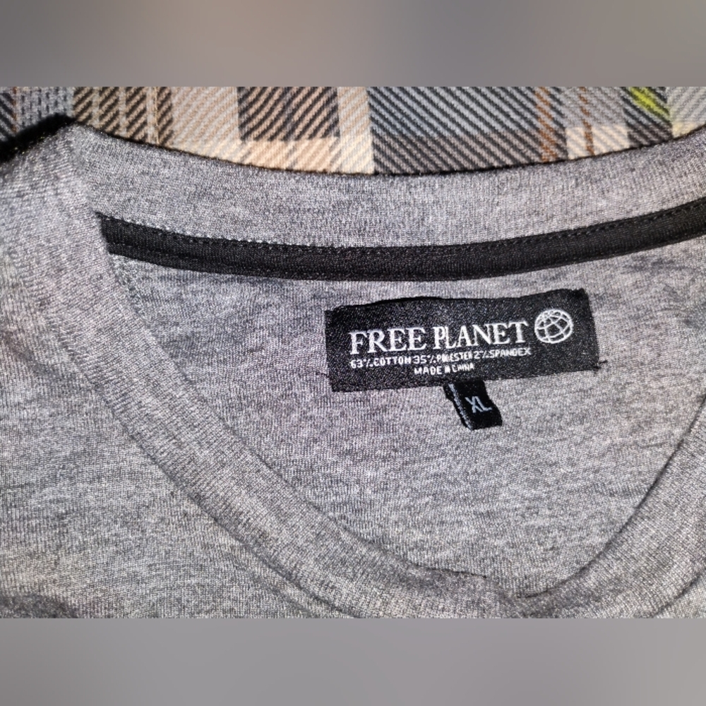 Free 🌎 Planet T-shirt9 - Picture 2 of 4